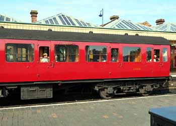 outside view third class composite Mk1 coach E43041.