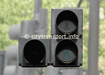 Farside type Toucan crossing signal indicators - animation &copy; citytransport.info.