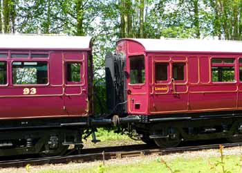 side view of GWR Railmotor 93 and auto-trailer 92 coupled.
